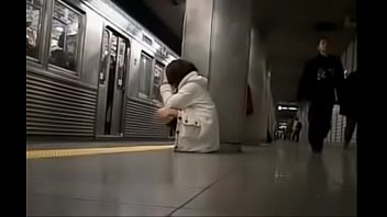 Fille Clignotante Dans Le Train Porn