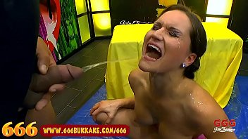 Femme Pisse Dans Une Tasse Porno 666