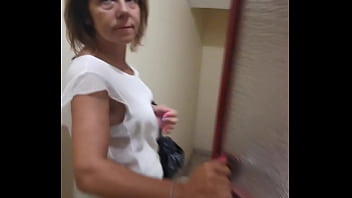Femme Caresse Dans Les Escaliers D Un Immeuble Video Porno