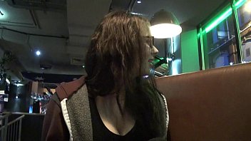 Jeune Femme Seduite Par Gouine Au Restaurant Porn