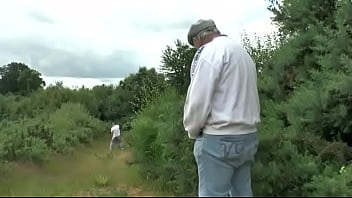 Papy voyeur en travaux